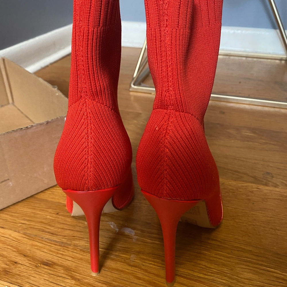 Red Pumps - Picture 6 of 7